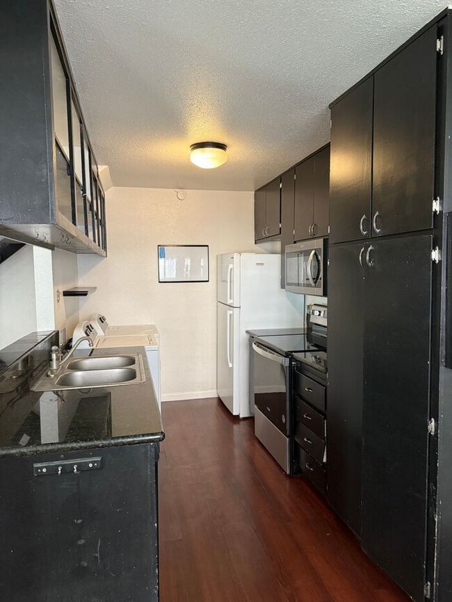 2-Bedroom Townhouse Near Shopping, Dining & Freeway Access
