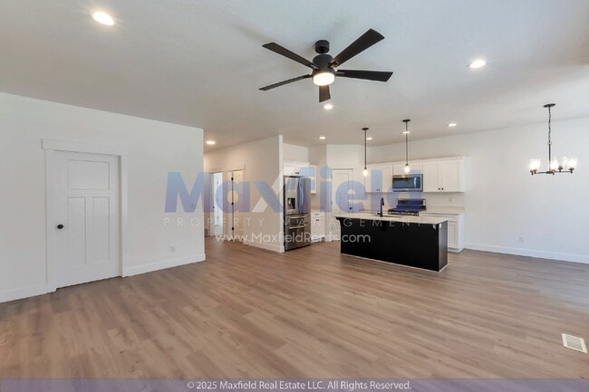 Photo - 5BD/3BTH/2GAR - Great space - Lehi Living
