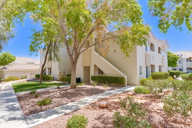 Building Photo - Charming 2-Bed/2-Bath Condo with Dual Mast... Unit 204