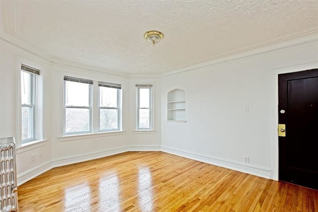 Photo - 10201 S St Lawrence Ave