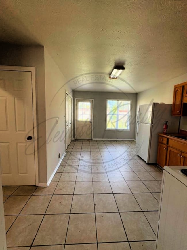 Photo - Three Bedroom Ranch with Appliances in Col...