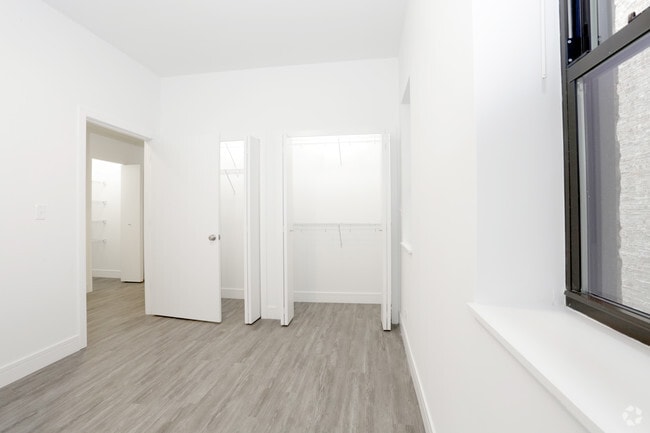 6 Dormitorios - Segundo Dormitorio - 5487-5491 S. Hyde Park Boulevard