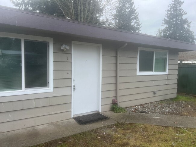 Building Photo - 3100 NE 16th St Unit Apt. #1