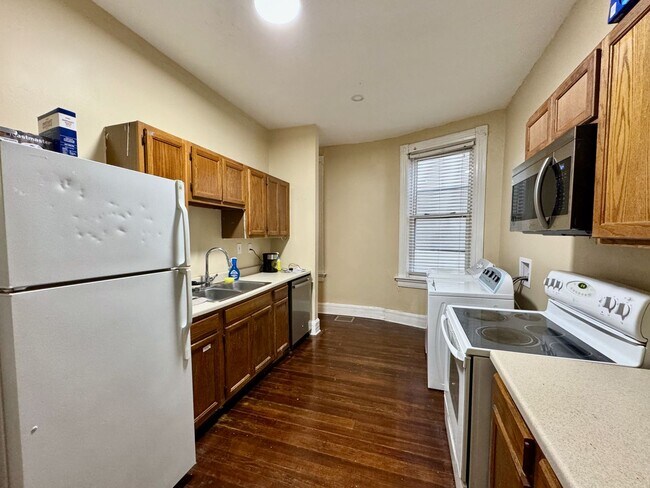 Photo - 4 Bed/2 bath UC Rental On Victor + Parking Only $695/person ($2780/mo)!