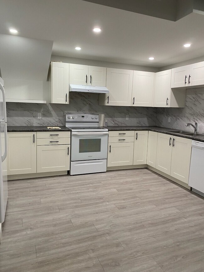 Building Photo - 644 Allard St Unit BSMT