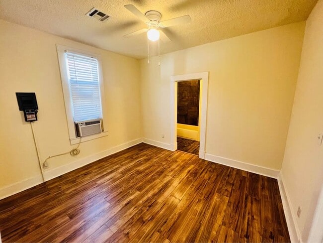 Photo - 620 W London St