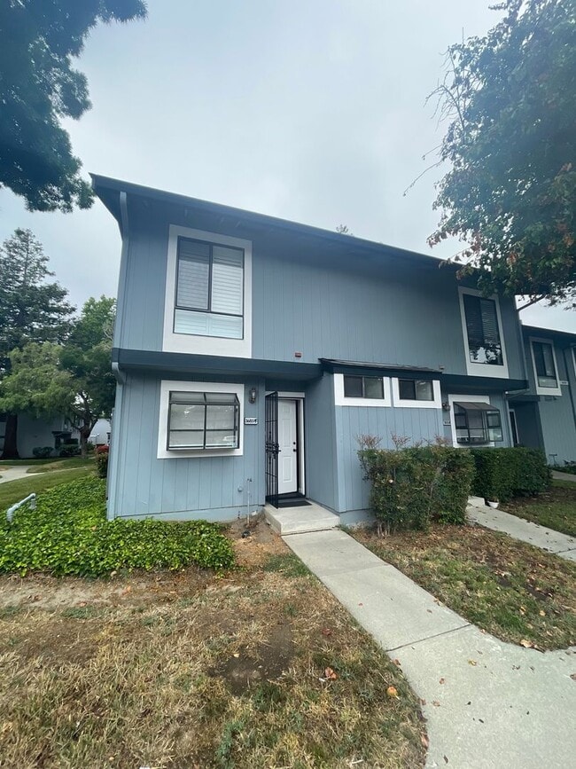 $3190 -- Beautifully Remodeled Townhome in... - $3190 -- Beautifully Remodeled Townhome in...
