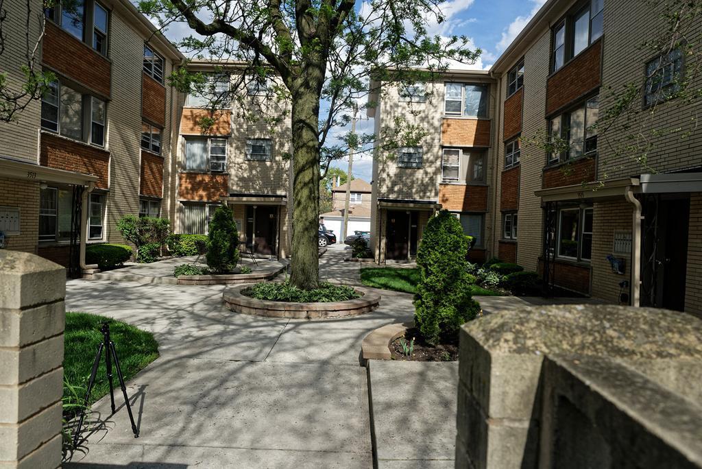 A beautifully crafted courtyard with inviting, well-balanced design - 3515 S Harlem Ave Unit 6B