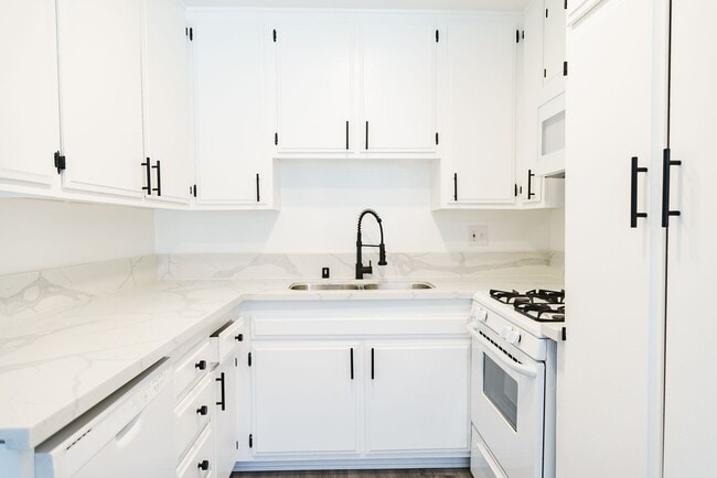 Photo - 18407 Dearborn Street