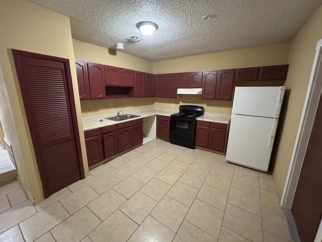 Photo - AVAILABLE NOW! 2 Bedroom / 1 Bath Home Near Randolph AFB!