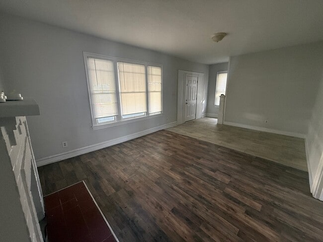 Building Photo - 337 5th Ave W