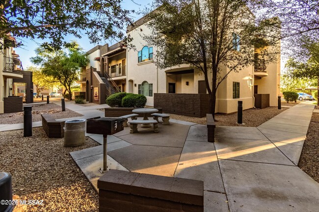 Building Photo - 2018 E River Rd Unit 201