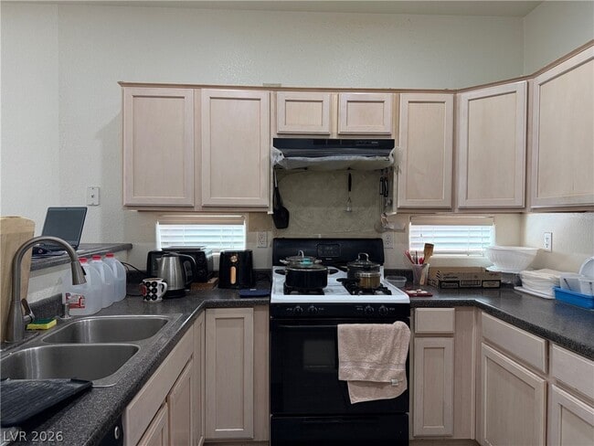 Building Photo - 10555 Lessona St