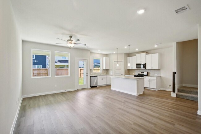 Photo - 586 Avisa Dr