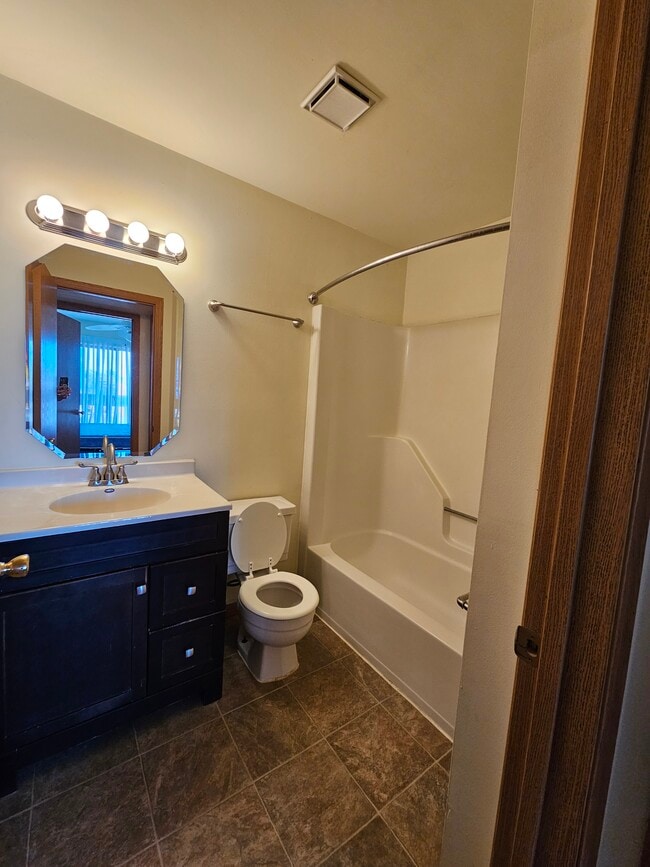 303 Full bath - 705 S 1st St