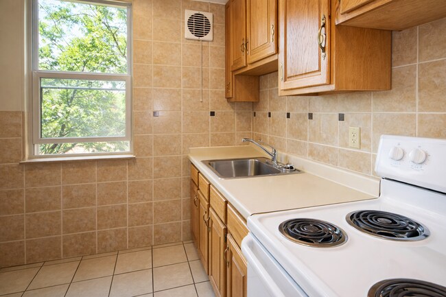 Photo - WINCHESTER APARTMENTS -- 016