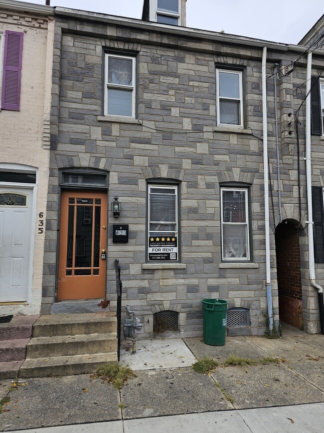 Building Photo - 633 1st St Rental