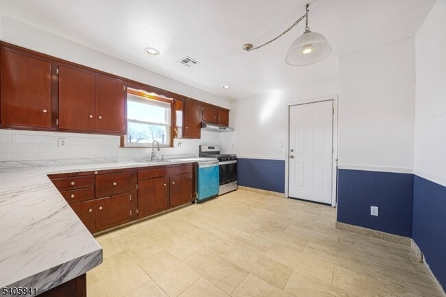 Photo - 686 Gates Terrace