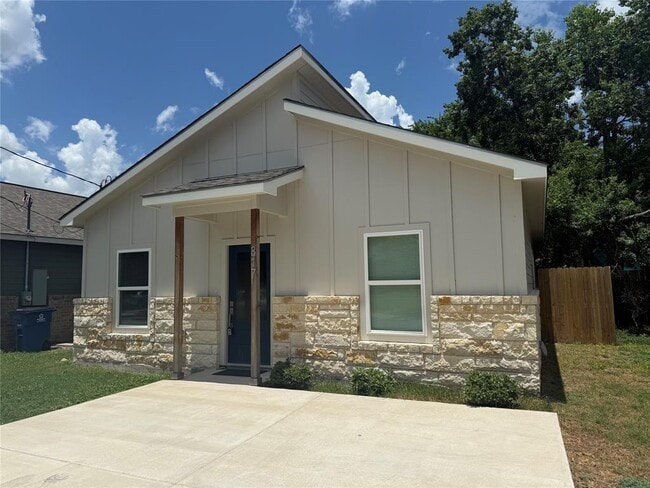 Building Photo - 817 5th