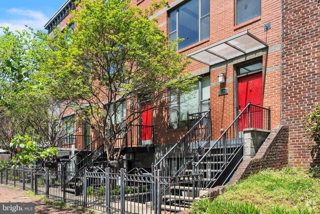 Building Photo - 1404 K St SE Unit 2 Rental