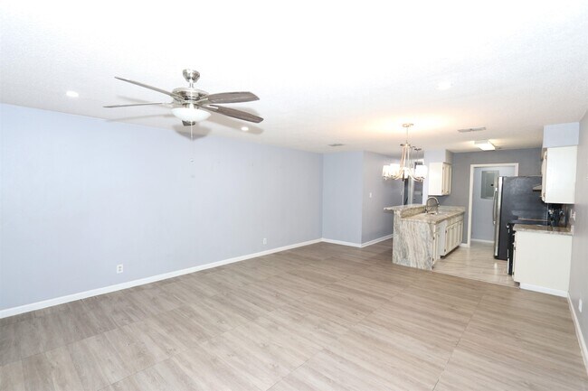 Photo - 100 W Village Blvd Unidad 10