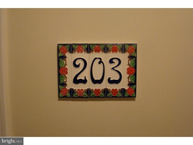 Photo - 10 W Market St Unidad 203