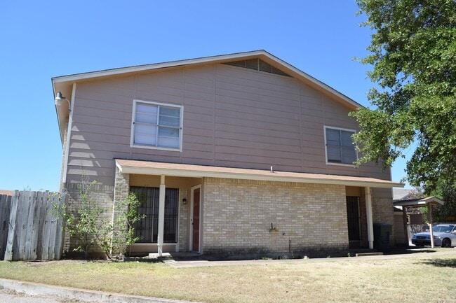Building Photo - 1302 Covey Ln Unit Apt D
