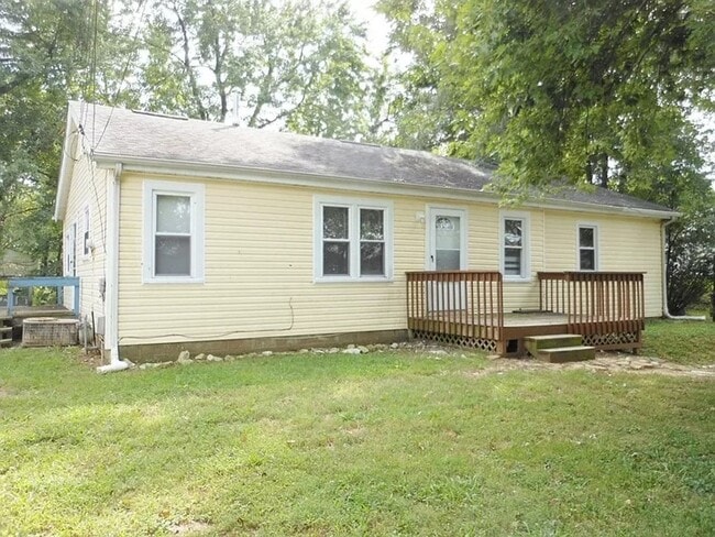 Building Photo - Three Bedroom Home with Main Floor Laundry on a Large Acre + Lot!!