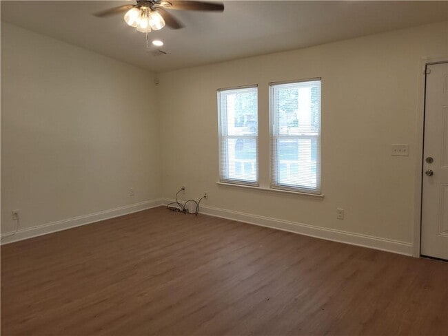 Photo - 686 Alex Way SW