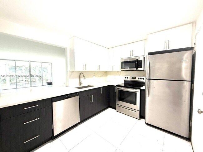 Building Photo - 1401 NE 191st St