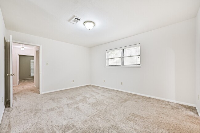 Photo - 2005 La Salle Ln