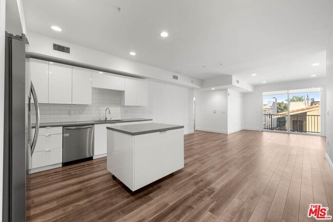 Photo - 1215 S Bedford St Unidad 304