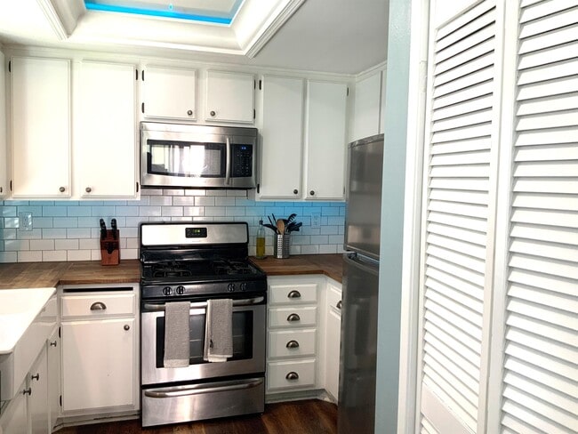 Photo - 955 E 3rd St