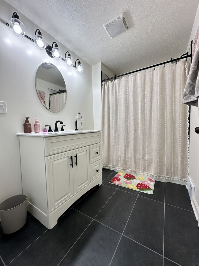 Building Photo - 537 S Water St