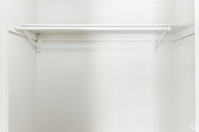 1BR, 1BA - 790SF - Walk-in Closet