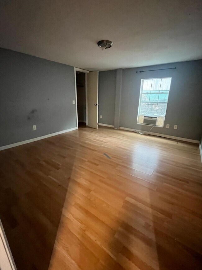 Photo - 2152 William Tell St