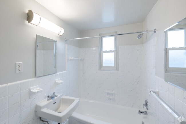 2BR, 1BA - 960SF - Bathroom