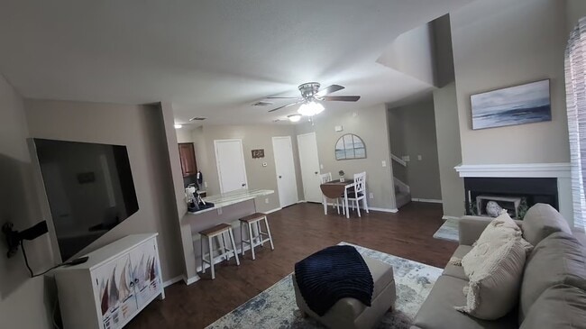 Building Photo - 1305 W Villa Maria Rd Unit F104