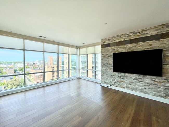 Photo - Luxury Top-Floor Condo for Rent Unidad 1112