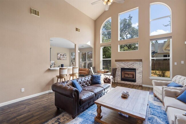 Photo - 1900 Overland Dr