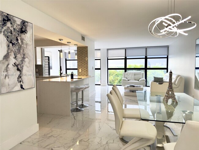 Building Photo - 400 Leslie Dr Unit 725