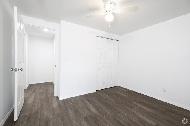 1BR, 1BA - 576SF - Bedroom