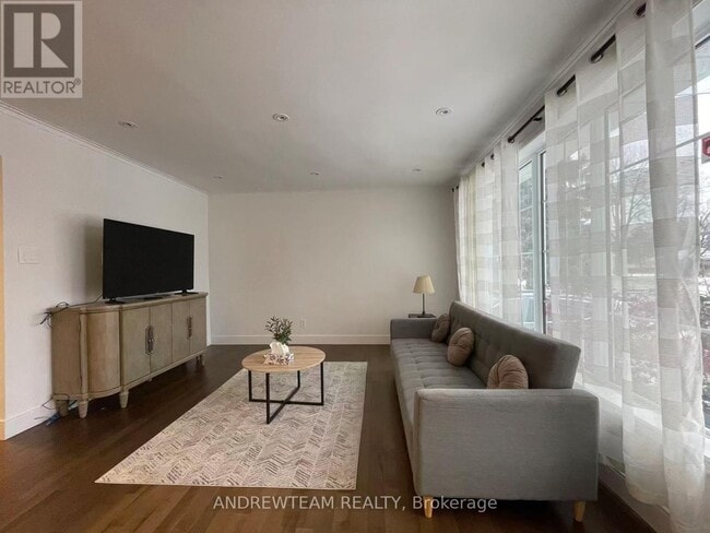 Photo - 382 Lynett Crescent