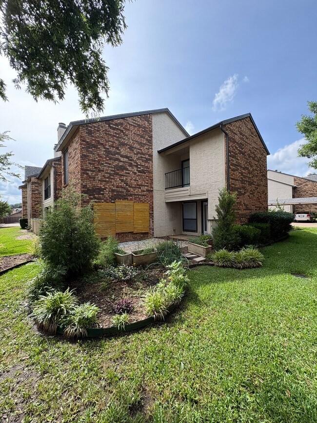 Photo - 827 W Harwood Rd