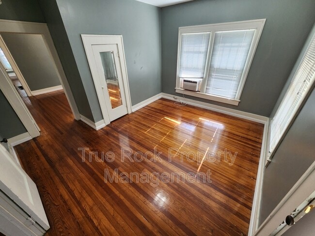 Photo - 830 E 12th St