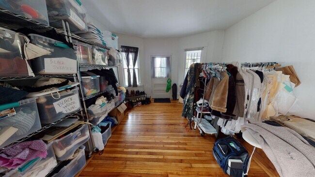 Photo - Spacious 2BR on Science Hill | Huge Kitchen & Living Area | Near Yale Unidad 2 (1st Fl)