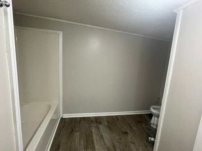 Photo - 102 W Cedar St