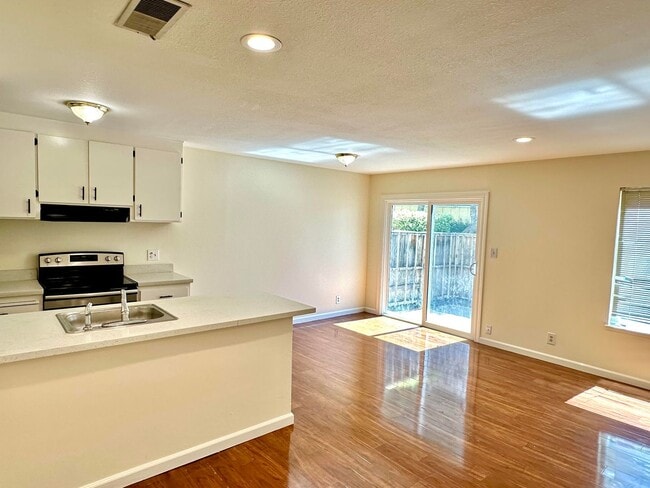 Photo - $2,800 / 2 BR - GORGEOUS TOWNHOUSE IN IRVINGTON-CENTRAL FREMONT
