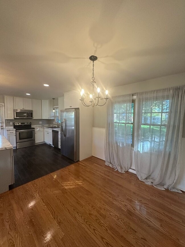 Photo - 3 bedrooms 2 baths, Split Level in the loc...