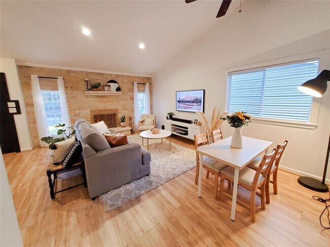 Photo - 924 Acorn Oaks Dr